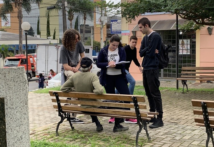 Estudantes de Arquitetura e Urbanismo da PUCPR entrevistam população local de Quatro Barras Estudantes de Arquitetura e Urbanismo da PUCPR entrevistam população local de Quatro Barras