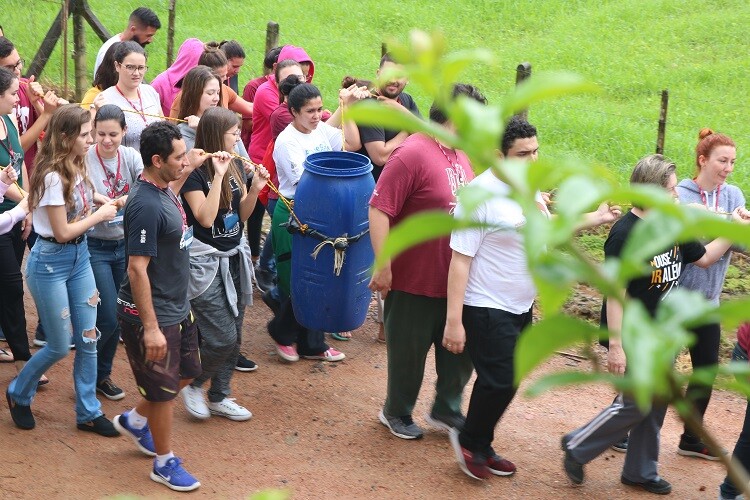 Caminhada de vários participantes do Retiro